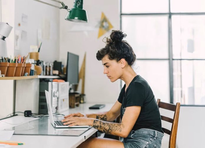 Eurolife FFH, My Cyber Protection, εικόνα κοπέλας με τατουάζ να εργάζεται στο γραφείο