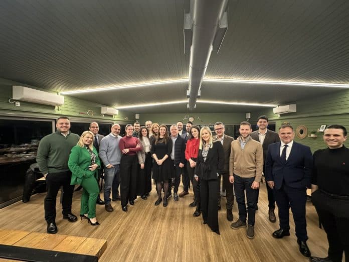 MDRT, ομαδική φωτογραφία από εκδήλωση στο Tennis Club Παπάγου