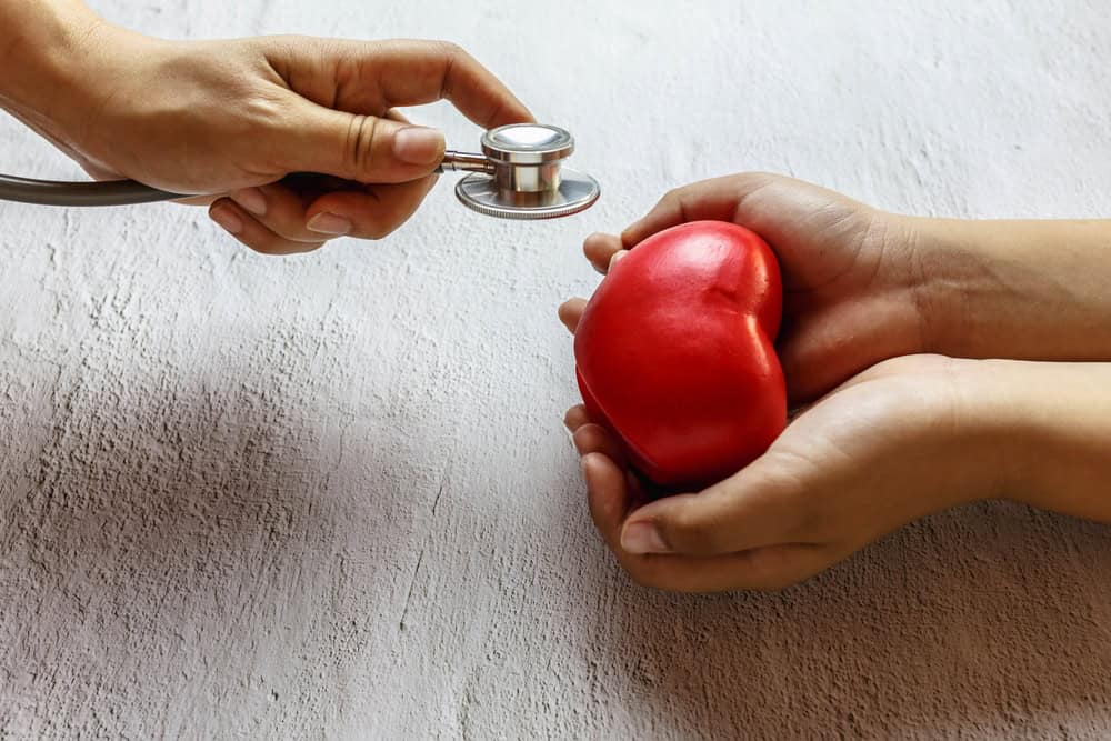 Stethoscope towards plastic heart, source: Shutterstock