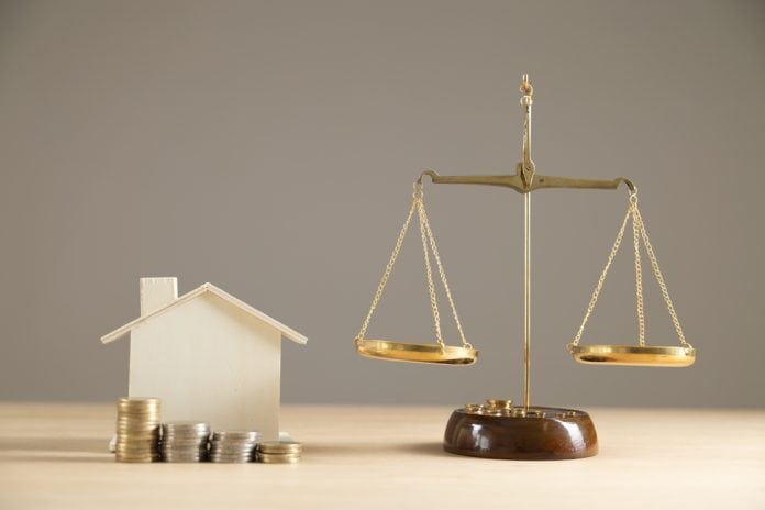 Κληρονομικό Δίκαιο, σπίτι, νομίσματα και ζυγαριά, πηγή: Shutterstock