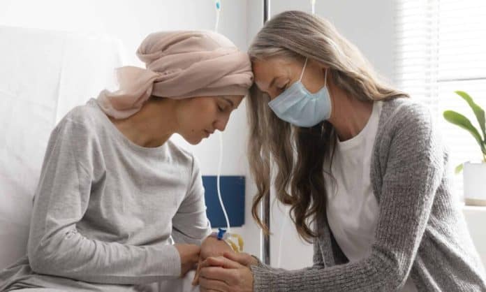 Καρκινοπαθής γυναίκα με επισκέπτρια