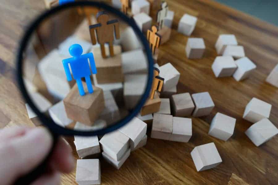 Σπάνιες παθήσεις, concept με κύβους, φιγούρες και μεγεθυντικό φακό