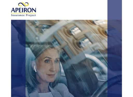 Apeiron Insurance Project, εικαστικό ενημέρωσης με ώριμη γυναίκα οδηγό που φορά ακουστικά κατά την οδήγηση