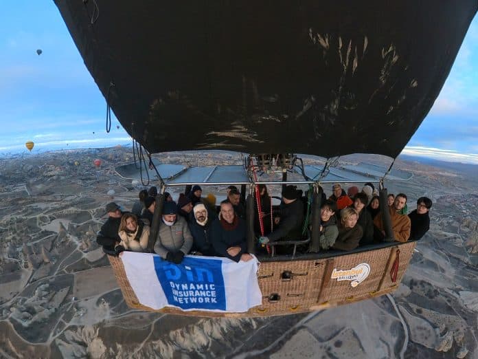 DIN Agents, ομαδική φωτογραφία σε αερόστατο από το εταιρικό ταξίδι στην Καππαδοκία