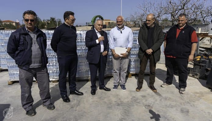 ΕΕΑ, ομαδική φωτογραφία από τη δωρεά εμφιαλωμένου νερού στην Αίγινα