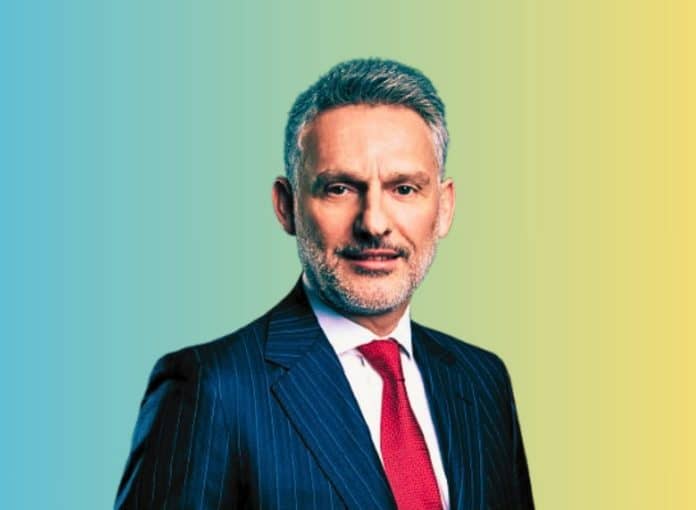 Εθνική Ασφαλιστική στον Όμιλο Πειραιώς, Δημήτρης Μαζαράκης σε κιτρινομπλέ φόντο