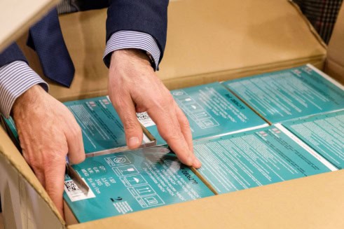 Alpha Bank, φωτογραφία δωρεάς στο πλαίσιο του προγράμματος ΕΚΕ «Μαζί, με στόχο την υγεία»