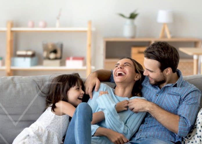 Οικογένεια στον καναπέ, εικόνα άρθρου για πρόγραμμα ΜΙΝΕΤΤΑ Ασφαλιστικής