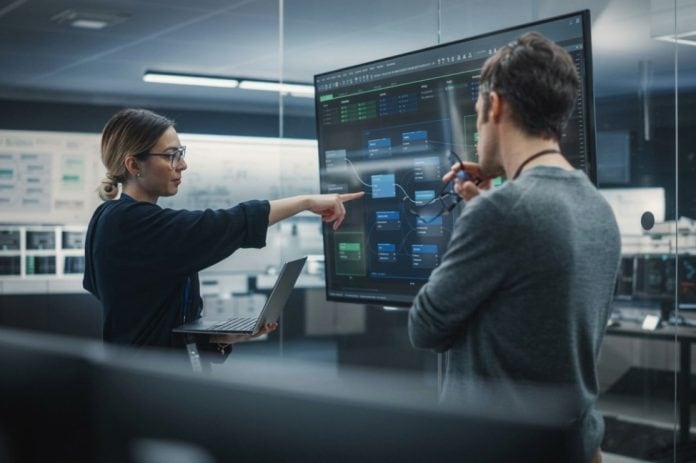 Forscope, εικαστικό με ζευγάρι ειδικών κυβερνοασφάλειας από άρθρο για την κυβερνοασφάλεια στο Δημόσιο