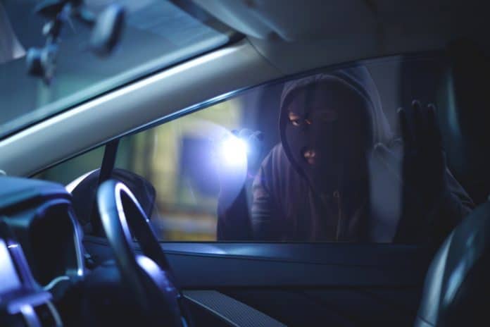Κλέφτης αυτοκινήτου με φακό, πηγή: Shutterstock