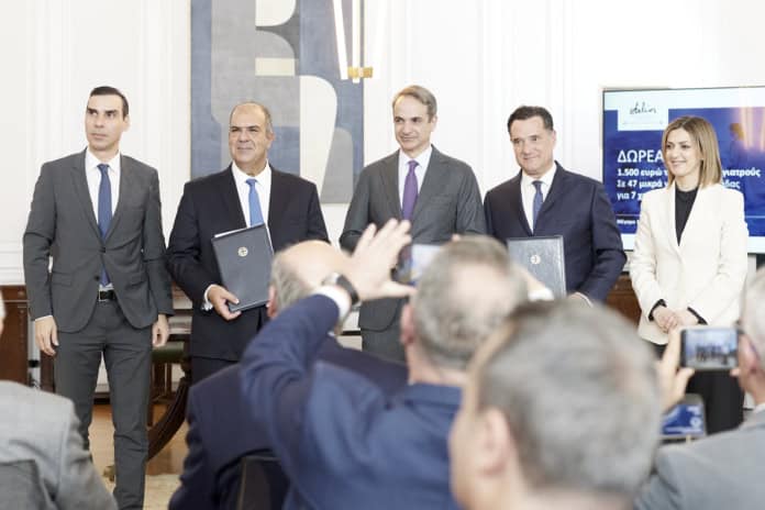 viruscomgr_dwrea_stelios_xatzhiwannou Ομαδική από την εκδήλωση δωρεάς Στ. Χατζηιωάννου προς ιατρούς ακριτικών νησιών