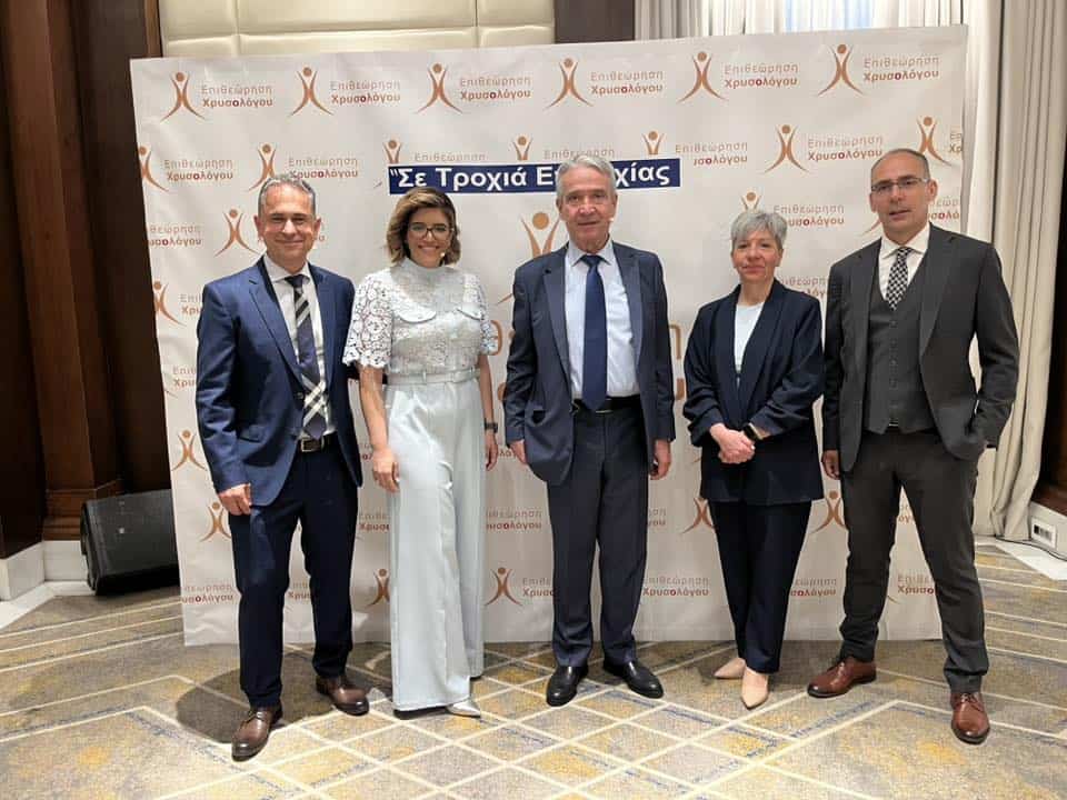 Ο επικεφαλής της Επιθεώρησης Χρυσολόγου της Εθνικής Ασφαλιστικής Χρήστος Χρυσολόγου, πλαισιωμένος από την Άννα Κουρή, τον Γιώργο Κουνέλη, τη Μάχη Γάτσιου και τον Δημήτρη Ντόκο, οι οποίοι είχαν ενεργό ρόλο στην παρουσίαση και στην οργάνωση της εκδήλωσης «Σε τροχιά επιτυχίας»