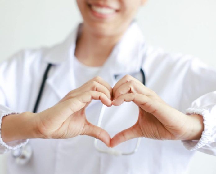 647092929_1566651182128261_5429215171280634254_n Γιατρός κάνει σήμα καρδιάς με τα χέρια, από εικαστικό της ERGO