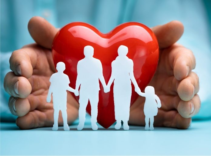 Groupama Ασφαλιστική, νέο πρόγραμμα υγείας, εικόνα με χέρια να περικλείουν καρδιά και φιγούρες οικογένειας