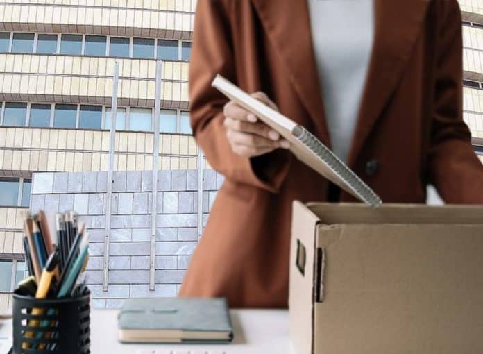 Κτίριο Εθνικής Ασφαλιστικής πίσω από υπάλληλο που μαζεύει τα πράγματά της, πηγή εικόνας κολλάζ: Shutterstock