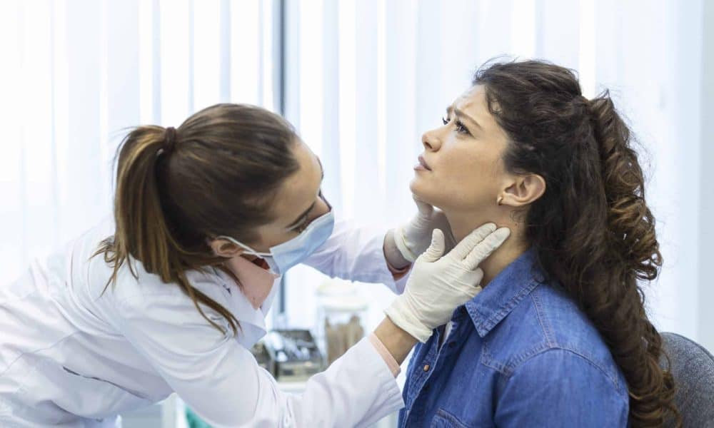 Ιατρική εξέταση στον λαιμό