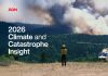 Aon, εξώφυλλο κλιματικής έκθεσης 2026, γυναίκα με κράνος σε ύψωμα, ελικόπτερο και πυρκαγιά στο βάθος
