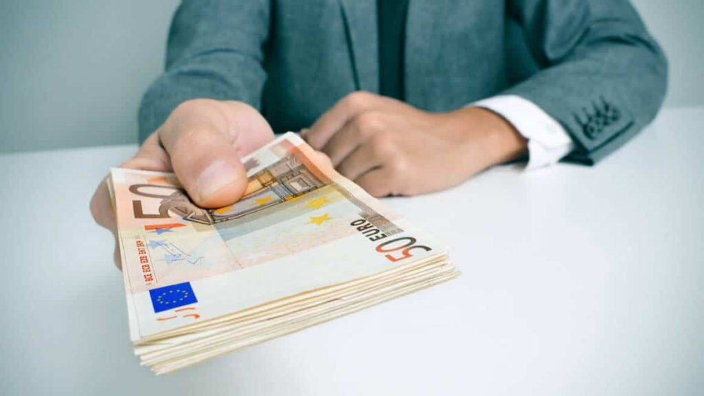 Μισθός, χέρι προσφέρει λεφτά