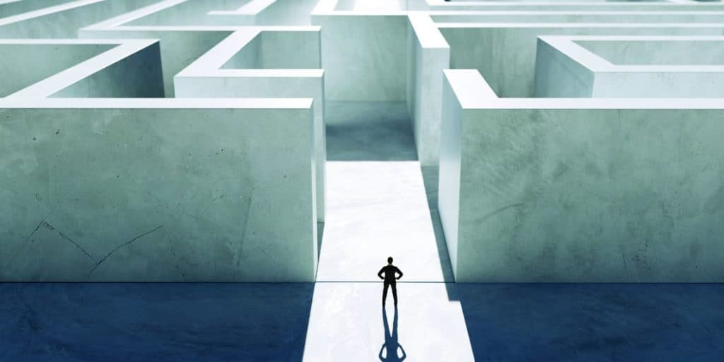 Άνθρωπος μπροστά σε λαβύρινθο, πηγή: Broker's Time / Shutterstock