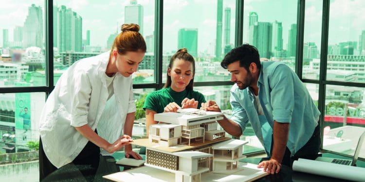 Αρχιτέκτονες στο γραφείο, γύρω από μακέτα κτιρίου, πηγή: Shutterstock