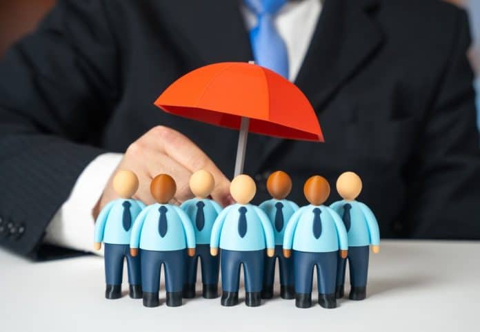 Ομαδική ασφάλιση, ανθρώπινες φιγούρες και ασφαλιστής με ομπρέλα, πηγή: Shutterstock