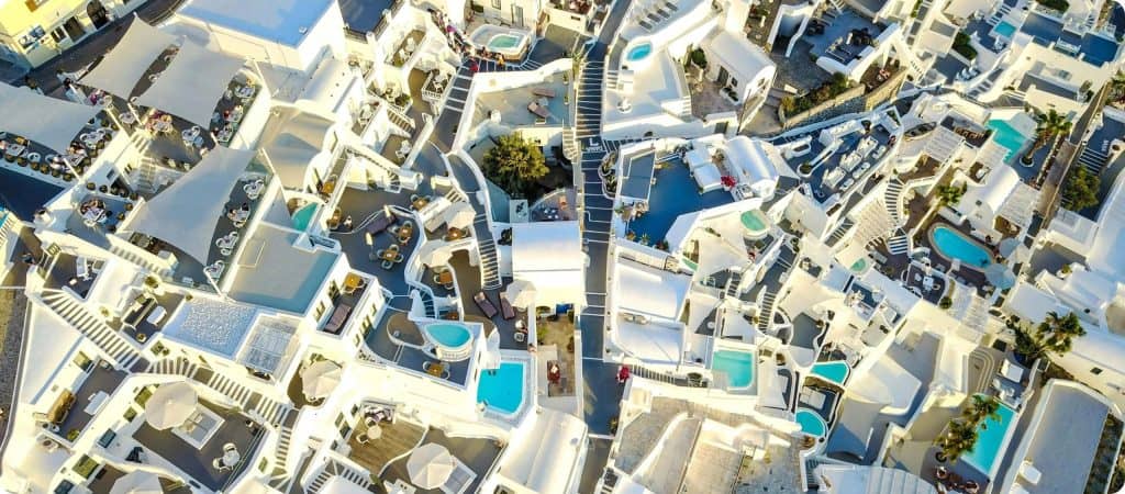Νησιώτικο τοπίο από ψηλά, από ιστοσελίδα προγράμματος Ορίζων Ασφαλιστικής για ξενοδοχειακές επιχειρήσεις