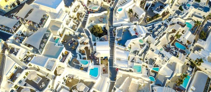 Νησιώτικο τοπίο από ψηλά, από ιστοσελίδα προγράμματος Ορίζων Ασφαλιστικής για ξενοδοχειακές επιχειρήσεις