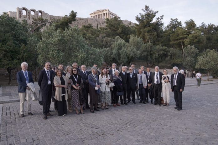 Υδρόγειος, ομαδική από επίσκεψη Reale