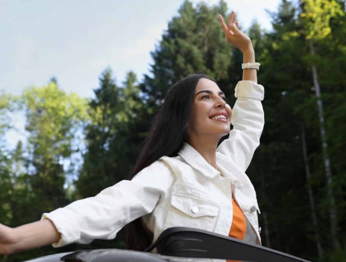 ERGO, εικαστικό καμπάνιας ERGO My Auto με χαρούμενη επιβάτιδα αυτοκινήτου