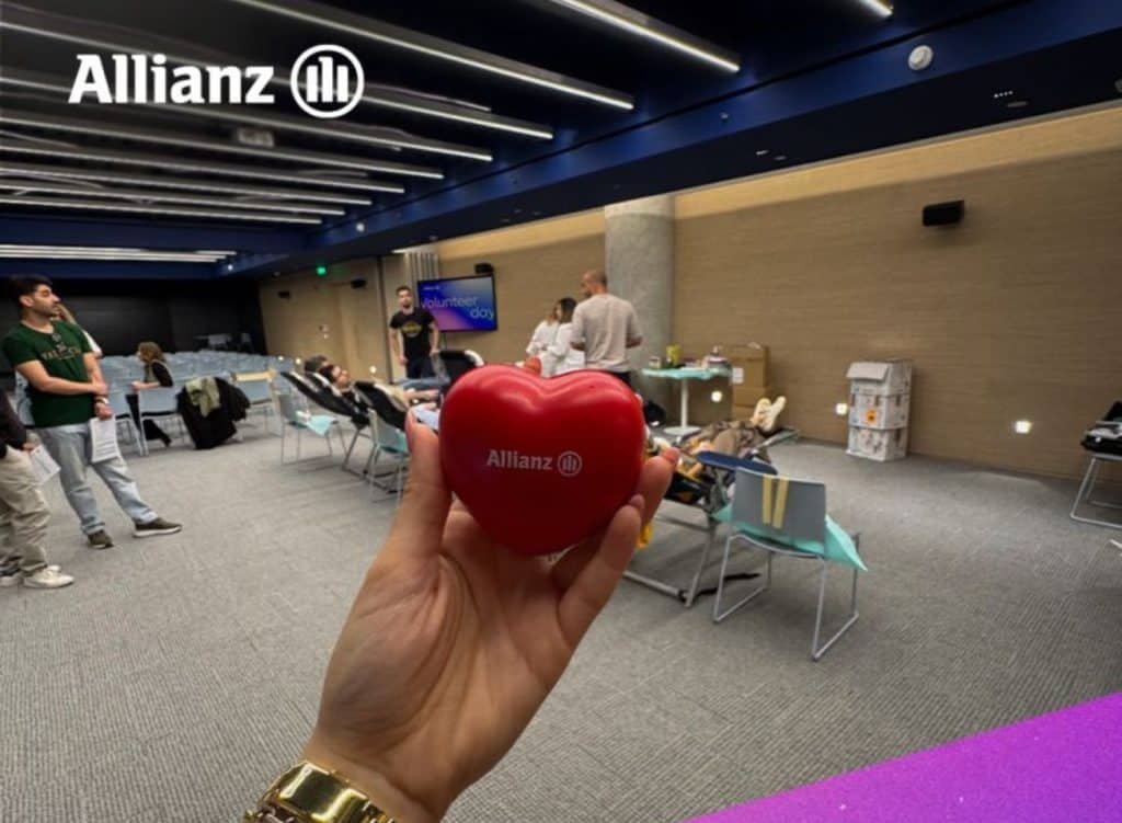 Allianz Volunteer Day, αίθουσα αιμοδοσίας και χέρι με αντιστρές μπαλάκι σε σχήμα καρδιάς