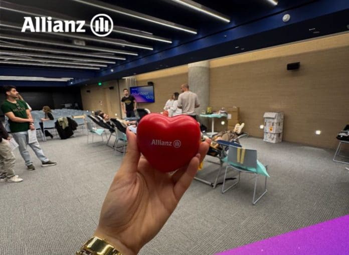 Allianz Volunteer Day, αίθουσα αιμοδοσίας και χέρι με αντιστρές μπαλάκι σε σχήμα καρδιάς