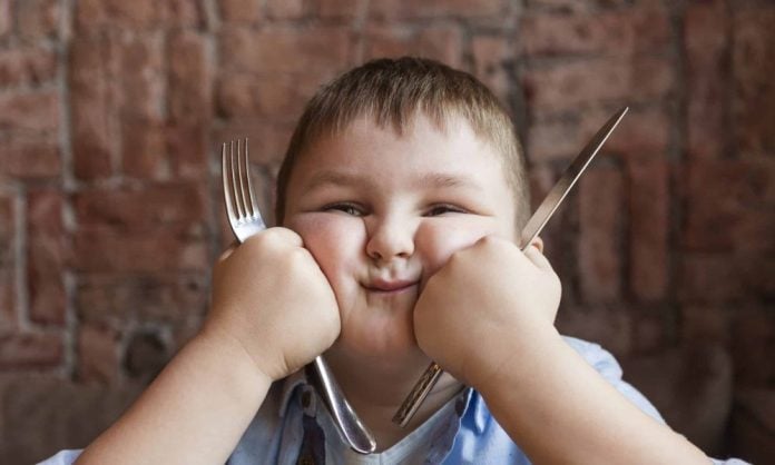 VIRUSCOMGR_CHILDISH_OBESITY-scaled-center-top-1000x600 Παχύσαρκο παιδί με μαχαιροπίρουνο