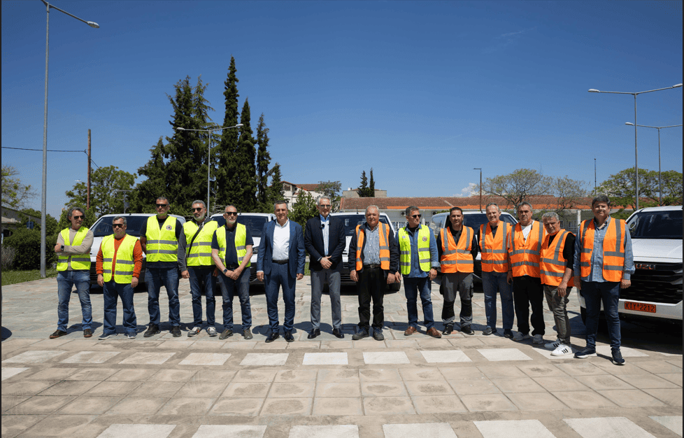 Εθνική Ασφαλιστική, ομαδική από την τελετή παράδοσης οχημάτων στην Περιφέρεια Θεσσαλίας