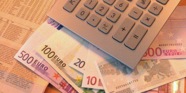 Κομπιουτεράκι πάνω σε χαρτονομίσματα