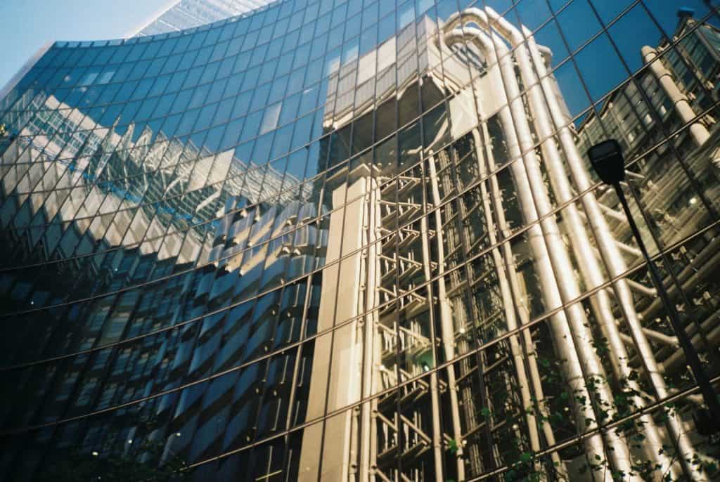 Allianz, εικόνα κτιρίου στο Global Insurance Report