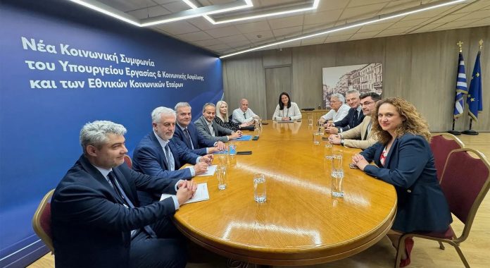 Υπουργείο Εργασίας, σύσκεψη για την ισότητα αμοιβών