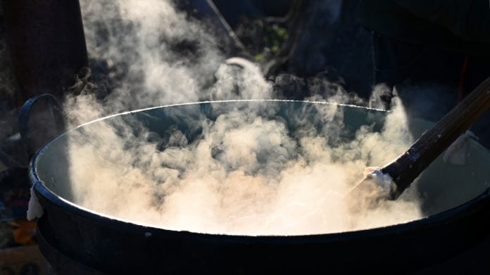 Ατμός βγαίνει από κατσαρόλα, πηγή: Shutterstock