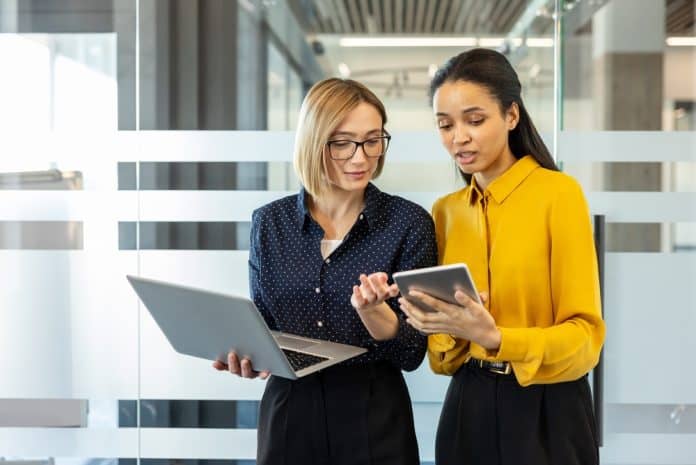 Γυναίκες επιχειρηματίες με laptop και tablet, πηγή: Shutterstock