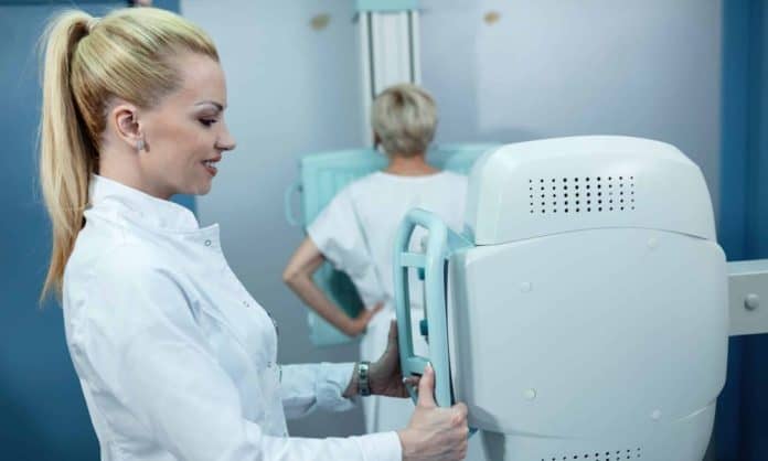 viruscomgr_mammpgraphy_women-scaled-center-top-1000x600 Mammography scene