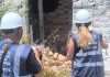 ΓΔΑΕΦΚ, άντρας και γυναίκα καταγράφουν ζημιές σε παλιό οίκημα από τον σεισμό στη Β. Εύβοια, 2026