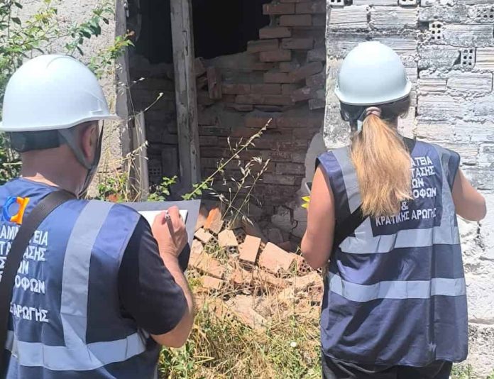 ΓΔΑΕΦΚ, άντρας και γυναίκα καταγράφουν ζημιές σε παλιό οίκημα από τον σεισμό στη Β. Εύβοια, 2026