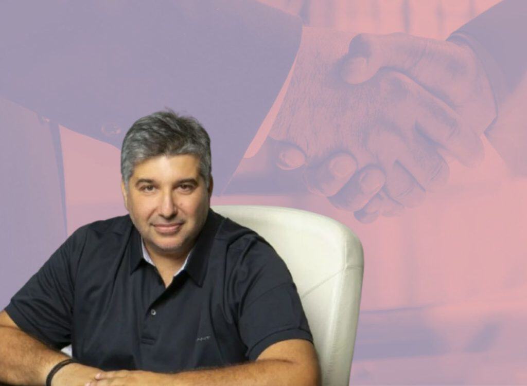Θάνος Κουλουτμπάνης, κολλάζ με εικόνα χειραψίας ντιλ, πηγή: Shutterstock