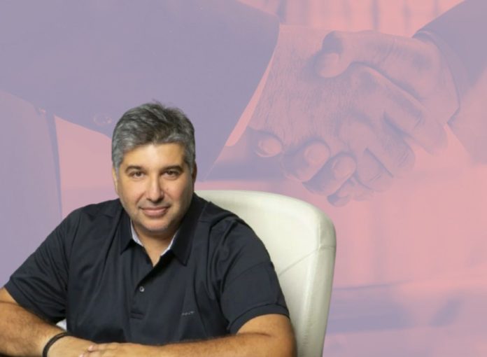 Θάνος Κουλουτμπάνης, κολλάζ με εικόνα χειραψίας ντιλ, πηγή: Shutterstock