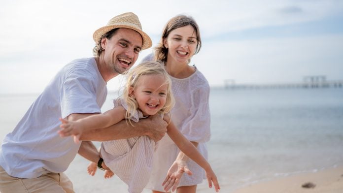 healthplan1920 Υδρόγειος ασφαλιστική, εικόνα για προγράμματα ΠΦΥ με χαρούμενη τριμελή οικογένεια