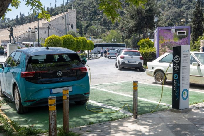 Athens,,Greece-april,25,2022.photo,Shows,An,Electric,Car,Charging,Batteries,At Φόρτιση αυτοκινήτων στο Καλλιμάρμαρο, πηγή: Lazaros Papandreou / Shutterstock.com