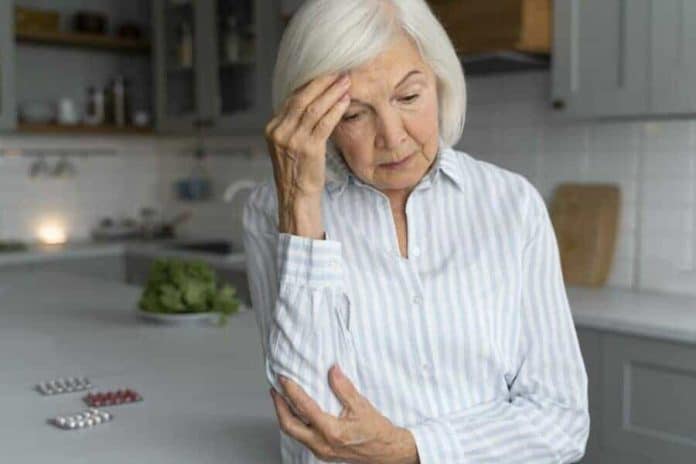 viruscomgr_alzheimer_pills_disease-scaled-e1668510712655-2-center-top-900x600 Προβληματισμένη ηλικιωμένη