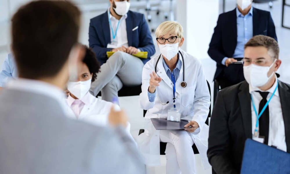 Διαβούλευση γιατρών και μάνατζερ