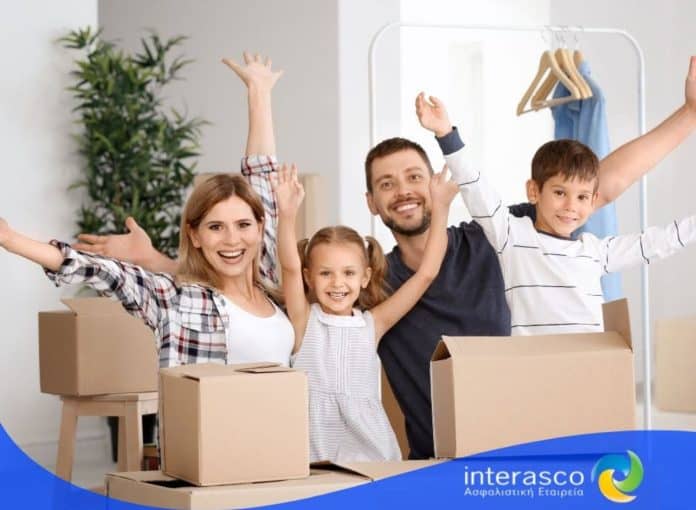 Interasco, εικαστικό με χαρούμενη οικογένεια που μετακομίζει για πρόγραμμα Care 4 Home