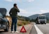 Οδηγός με χαλασμένο αυτοκίνητο μιλά στο τηλέφωνο, πηγή: Pricefox