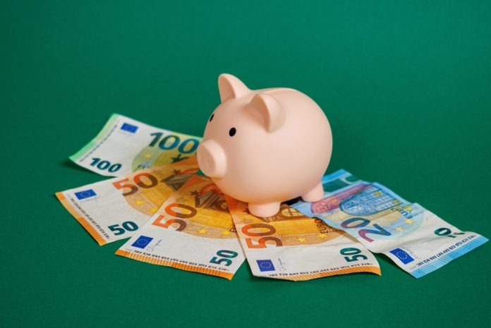 Pink,Piggy,Bank,And,Euro,Bills,On,A,Green,Background. Πηγή: Shutterstock